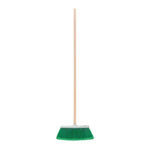 Escoba grande tipo cepillo, cerdas de PVC, bastón de madera